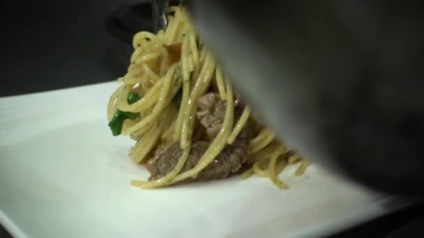 Yavaş Hareket Şef Aşçı Spagetti Bir Mutfak Üzerinde Hazırlanıyor — Stok video
