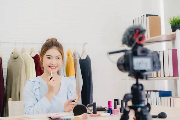 Skjønnhetsblogger Presenterer Skjønnhetskosmetikk Mens Han Sitter Foran Kamera Opptak Video – stockfoto