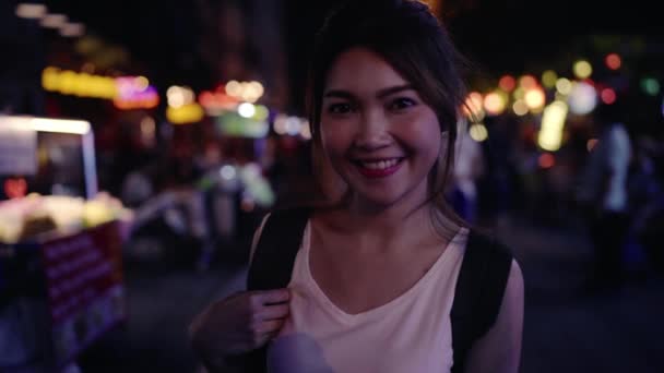 慢动作 旅行者背包亚洲妇女旅行在考三路在泰国曼谷 快乐的年轻女性花假期旅行在惊人的地标和享受她的旅程在夜间 — 图库视频影像