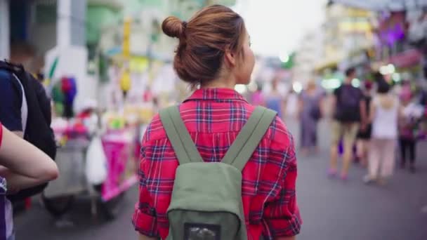 旅行バックパッカー アジアの女性は バンコクのカオサン通りの旅行します 幸せな休日の旅行の素晴らしいランドマークで若い女性支出と伝統的な都市に彼女の旅をお楽しみください — ストック動画