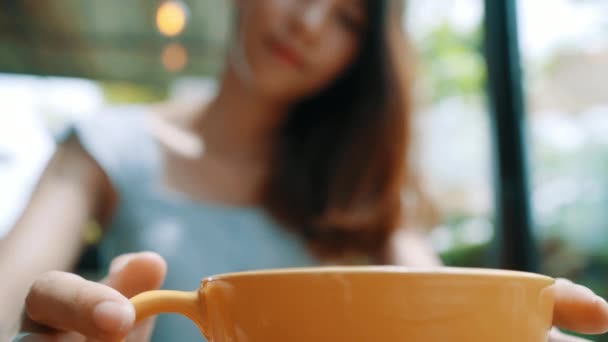 Vrolijke Aziatische Jonge Vrouw Drinken Warme Koffie Thee Genieten Van — Stockvideo