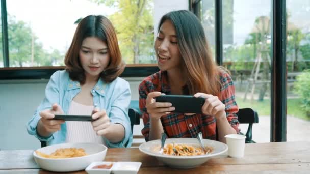 快乐美丽的亚洲朋友女性博客使用智能手机照片和制作食物沃客视频为她的订户和她的频道在咖啡馆 — 图库视频影像