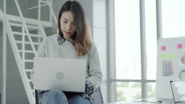 Professionelle Asiatische Geschäftsfrau Die Ihrem Büro Laptop Arbeitet Junge Asiatische — Stockvideo