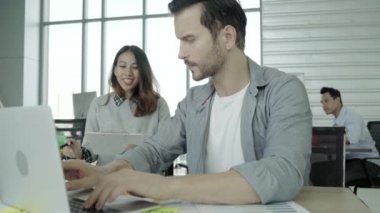 Grup Genç arkadaşları birlikte yaratıcı proje sırasında tartışmaya çalışma işlemi modern arkadaşları ise harcama zaman ofiste çalışan akıllı rahat kıyafet içinde. İş hakkında tutkulu.
