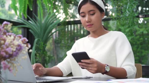 Bonito Jovem Sorrindo Mulher Asiática Trabalhando Laptop Enquanto Desfruta Usando — Vídeo de Stock