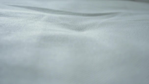 一个女人的手摸着柔软干净的床单 — 图库视频影像