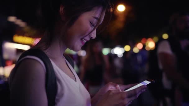 Câmera Lenta Mulher Asiática Mochileiro Turístico Sorrindo Usando Smartphone Viajando — Vídeo de Stock