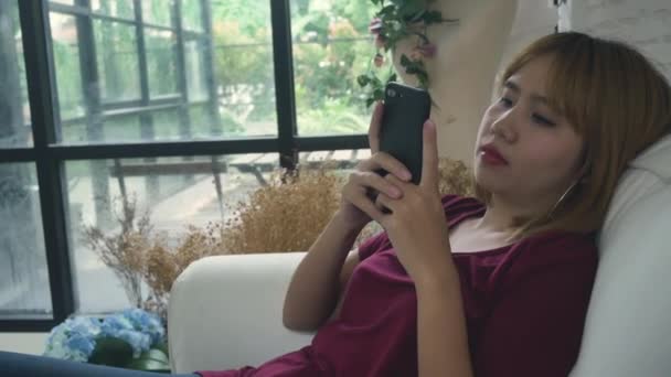 Feliz Joven Asiática Mujer Con Bolsas Compras Apartamento Moderno Comprobación — Vídeos de Stock