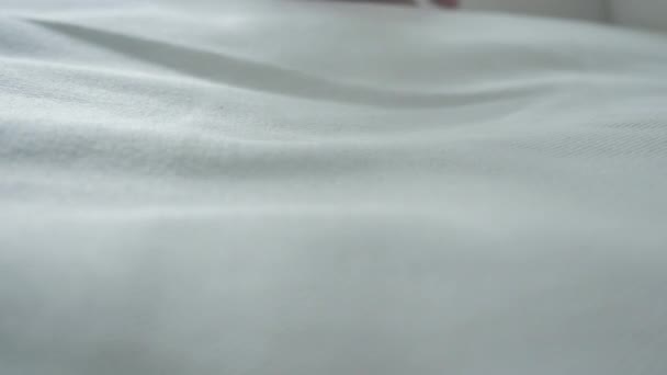 Женщина Трогает Мягкое Чистое Постельное Белье — стоковое видео