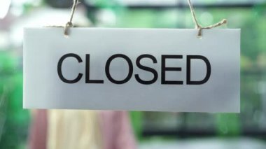 Güzel genç kafe sahibi açık ve misafirperver müşteriler yakın Mağazası üye café'de dönüm görüntüsünü kapatmak.