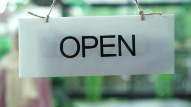 Güzel genç kafe sahibi café'de kapatmak için açık üzerinden Mağazası işareti dönüm kadeh yukarıya kapatmak.