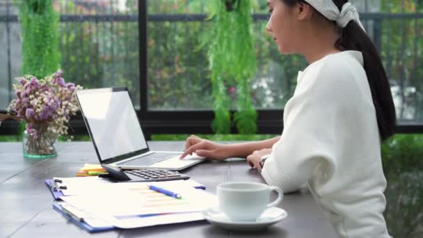 Bella Giovane Donna Asiatica Ceppo Che Lavora Sul Computer Portatile — Video Stock