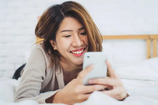 Lykkelige Asiatiske Kvinner Bruker Smarttelefon Senga Morgenen Asiatisk Kvinne Sengen – stockfoto