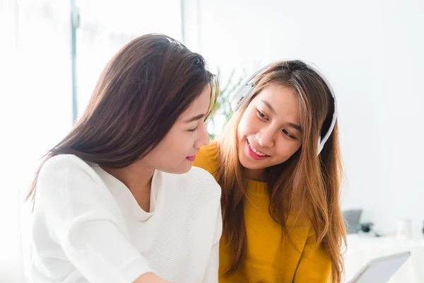 Azjatki Młode Para Lesbijek Słuchanie Muzyki Razem Chwilę Szczęśliwy Miłości — Zdjęcie stockowe