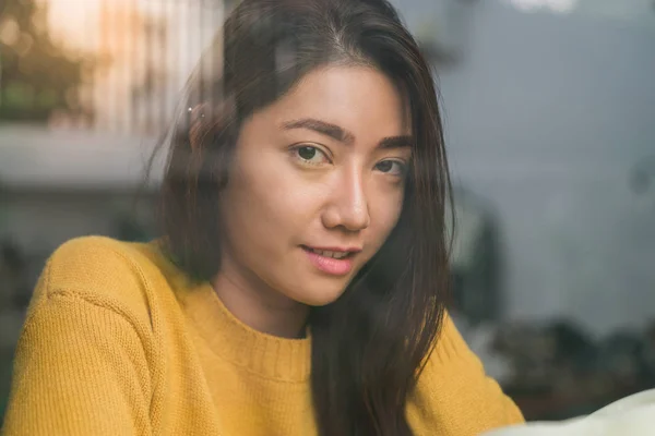 Lähikuva Nuori Aasialainen Nainen Juo Kahvia Kahvilassa Hymyilee Ympäröi Lämmin — kuvapankkivalokuva