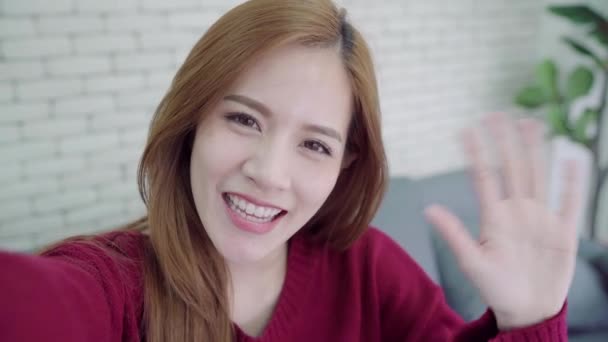 Χαρούμενος Νεαρός Ασιατική Γυναίκα Λήψη Selfie Και Κλήση Βίντεο Smartphone — Αρχείο Βίντεο