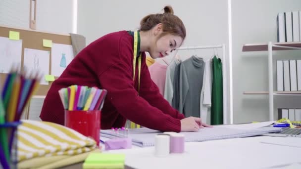 Junge Asiatische Modedesignerin Zeichnet Mit Bleistift Und Betrachtet Papier Während — Stockvideo