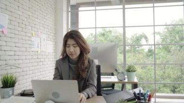Bir bilgisayar seyir ve yeni iş planı üzerinde tartışırken iş arkadaşları. Bilgisayarda Office birlikte çalışma iş takım. Ofisinde çalışan profesyonel iş kadınlar.