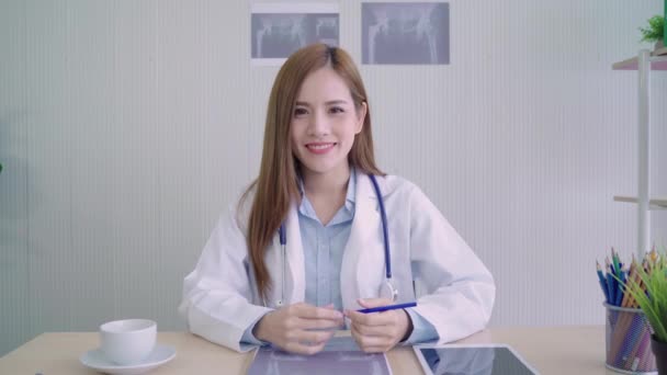 Fiduciosa Asiatica Medico Femminile Seduto Alla Scrivania Sorridente Alla Fotocamera — Video Stock