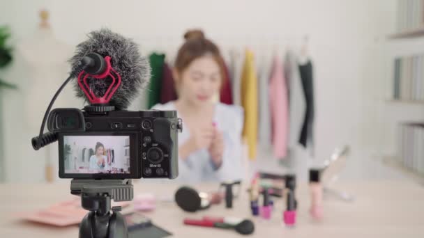 美容博客目前的美容化妆品坐在前面的相机录制视频 美丽的亚洲妇女使用刷子 而审查弥补教程广播现场视频到社交网络的互联网 — 图库视频影像