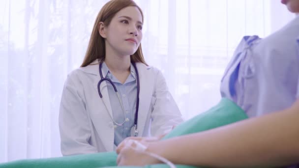 若いアジア医師女性と手を握って話して病気ベッドの 女性患者 年齢や医療 精神科医の人の概念 — ストック動画