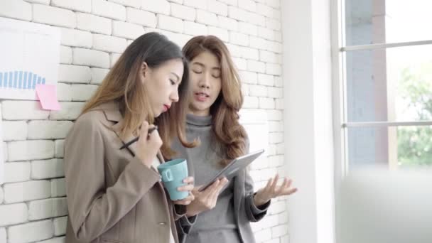 Две Молодые Азиатские Бизнесвумен Студентки Колледжей Коллеги Пьют Кофе Разговаривают — стоковое видео