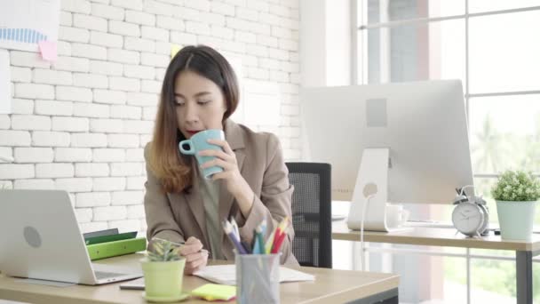 Zwei Junge Asiatische Geschäftsfrauen Die Zusammen Büro Eines Kleinen Unternehmens — Stockvideo