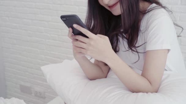 Movimento Lento Mulher Asiática Bonita Usando Smartphone Enquanto Deitada Cama — Vídeo de Stock