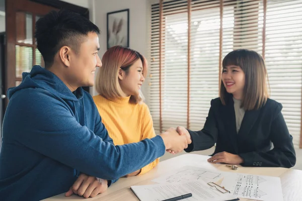 Happy Young Asian Couple Realtor Agent Cheerful Young Man Signing — Stock Photo, Image