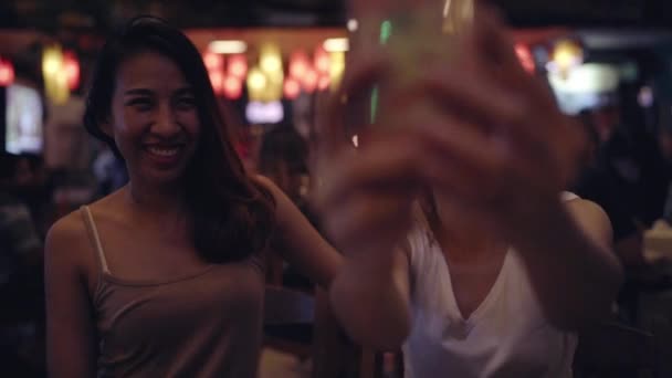 Slow Motion Backpacker Asiatiska Kvinnor Lesbisk Hbt Par Tar Selfie — Stockvideo