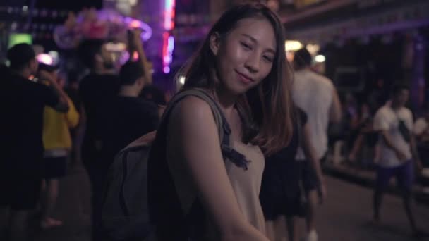 Slow Motion Ung Asiatisk Reser Kvinnor Backpacker Dricka Alkohol Eller — Stockvideo