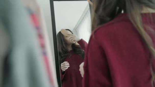 Portret Piękna Atrakcyjna Kobieta Azjatyckich Czesanie Jej Włosy Wybierając Ubrania — Wideo stockowe