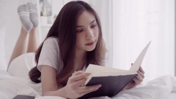 Портрет Красиві Привабливі Азіатські Жінки Читати Книгу Лежачи Ліжку Коли — стокове відео