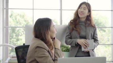 Bir bilgisayar seyir ve yeni iş planı üzerinde tartışırken iş arkadaşları. Bilgisayarda Office birlikte çalışma iş takım. Ofisinde çalışan profesyonel iş kadınlar.