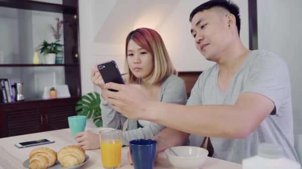 Joli Jeune Couple Asiatique Distrait Table Avec Journal Téléphone Portable — Video