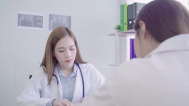 Profesyonel Asyalı Doktor sağlık profesyonelleri ekip toplantıda beyin fırtınası. Takım sağlık işçilerin boardroom Hastanesi'nde tartışıyor. Sağlık Hizmetleri ve yardım kavramı.