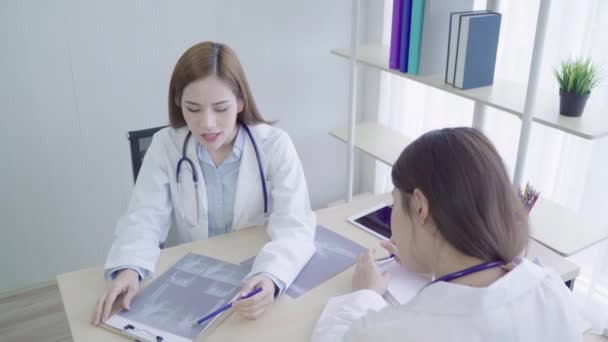 Profesional Médico Asiático Profesionales Médicos Equipo Lluvia Ideas Una Reunión — Vídeo de stock