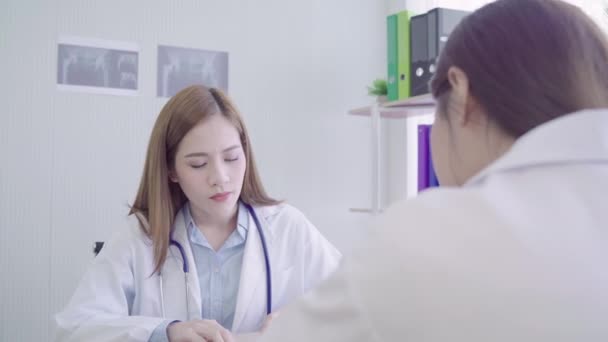 Tým Zdravotníků Profesionální Asijské Doktor Debaty Schůzce Tým Zaměstnanců Zdravotnictví — Stock video