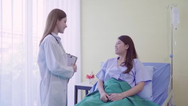 Belo Médico Asiático Inteligente Paciente Discutindo Explicando Algo Com Prancheta — Vídeo de Stock