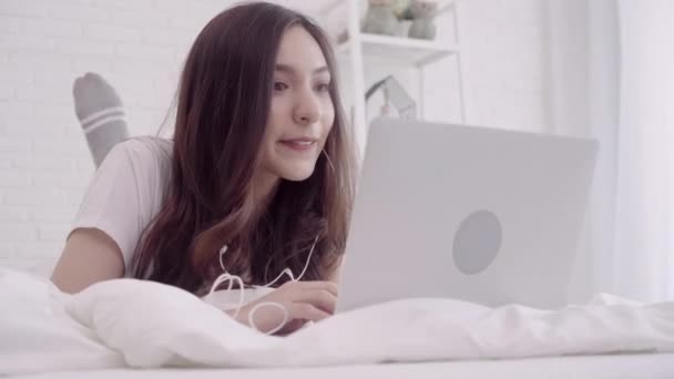 Retrato Bela Mulher Asiática Atraente Usando Computador Laptop Ouvir Música — Vídeo de Stock