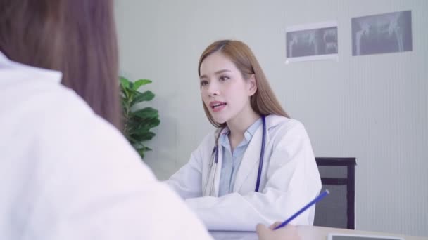 Tým Zdravotníků Profesionální Asijské Doktor Debaty Schůzce Tým Zaměstnanců Zdravotnictví — Stock video