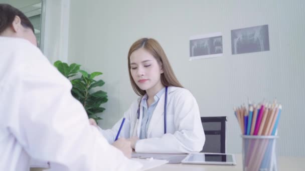 Ázsiai Orvos Egészségügyi Szakemberek Csapat Brainstorming Ülés Csapat Egészségügyi Dolgozók — Stock videók