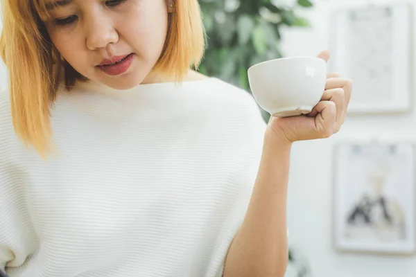 Aantrekkelijke Mooie Aziatische Vrouw Genieten Van Warme Koffie Keuken Bij — Stockfoto