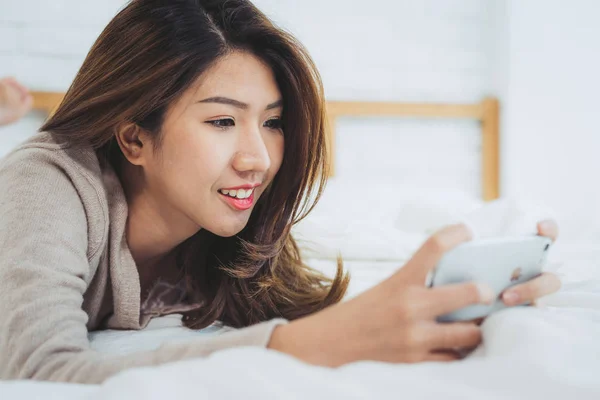 Les Femmes Asiatiques Heureuses Utilisent Téléphone Intelligent Sur Lit Matin — Photo