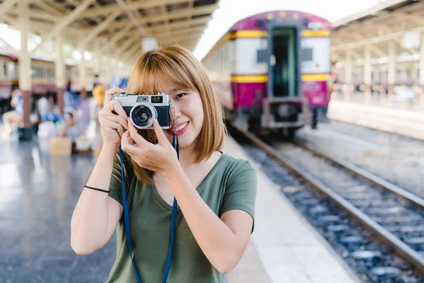 愉快的旅行者背包女郎亚洲妇女使用照相机做相片 当旅行在曼谷 泰国的火车站 假日妇女旅游旅行概念 — 图库照片