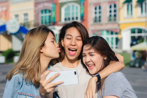 Houkutteleva Kaunis Aasialainen Ystävät Naiset Käyttävät Älypuhelinta Onnellinen Nuori Aasialainen — kuvapankkivalokuva