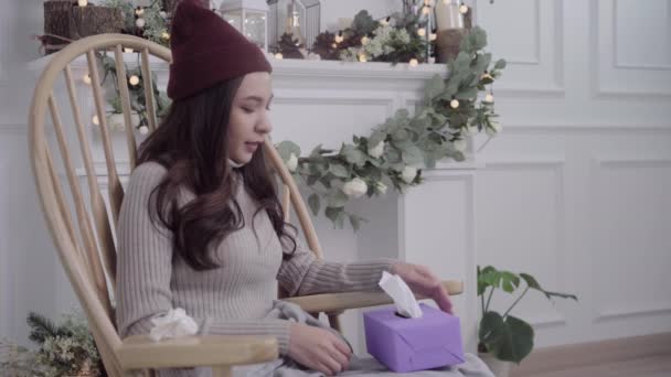 아시아 집에서 거실에서 휴식의 조직에 두통을 느낀다 크리스마스와 개념에서 라이프 — 비디오