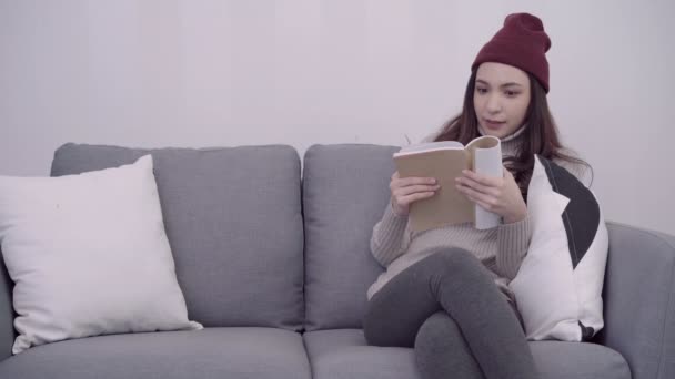 Retrato Bela Mulher Asiática Atraente Lendo Livro Enquanto Sentado Sofá — Vídeo de Stock