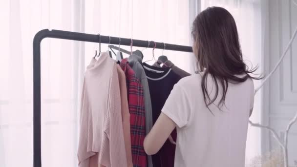 Vestuario Del Hogar Tienda Ropa Vestuario Raza Mixta Mujer Joven — Vídeo de stock