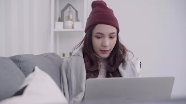 Hermosa Atractiva Mujer Asiática Feliz Portátil Sosteniendo Una Taza Café — Vídeo de stock